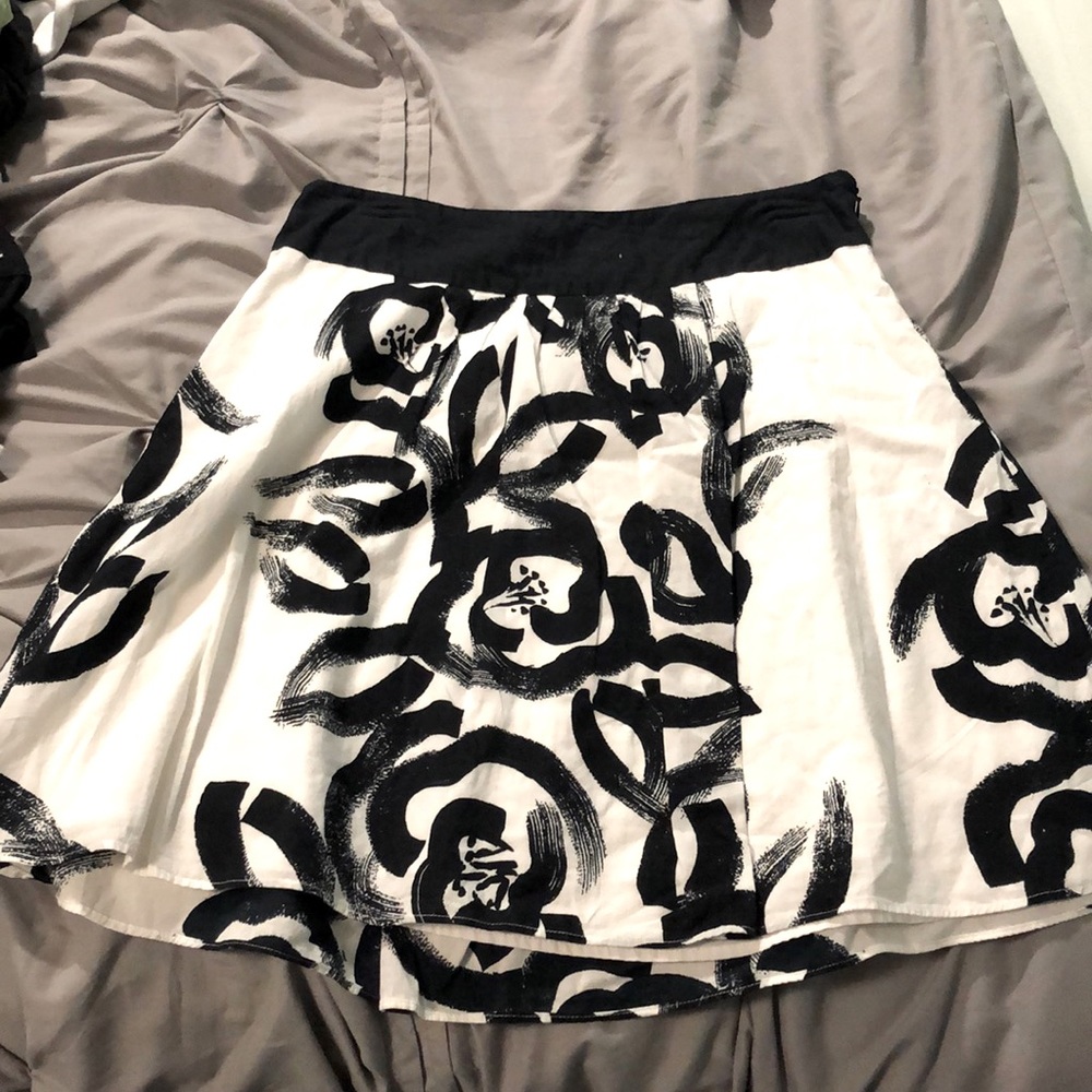 High-waisted black/white floral skirt